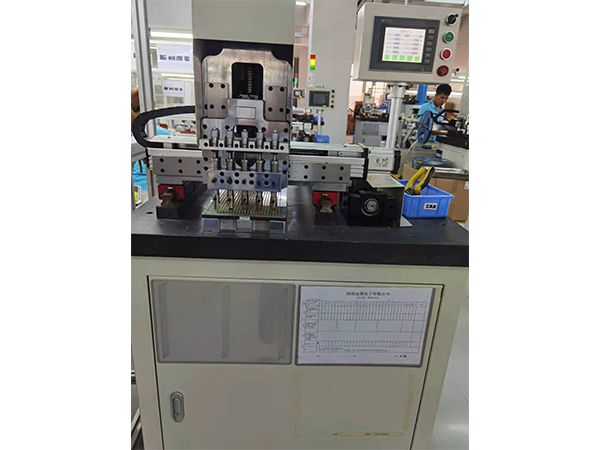 鉚合機